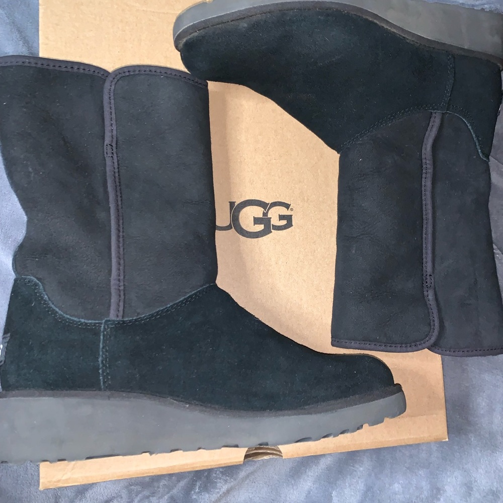 Black women’s size 8 UGG boots